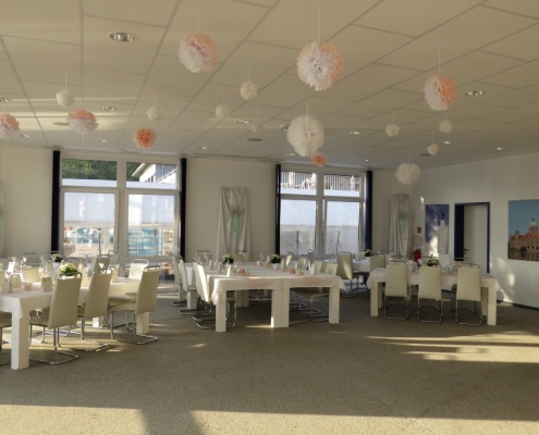 Für Ihre Hochzeitsfeier in Hannover gibt es unter hochzeitsfeier-hannover.de stimmungsvolle Locations wie die Eventlounge im Detlef-Zinke-Haus mit einmaligem Ausblick auf den Maschsee.