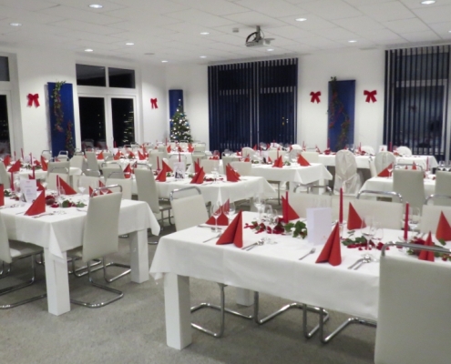 Für Ihre Hochzeitsfeier in Hannover gibt es unter hochzeitsfeier-hannover.de stimmungsvolle Locations wie die Eventlounge im Detlef-Zinke-Haus, hier mal weihnachtlich dekoriert.
