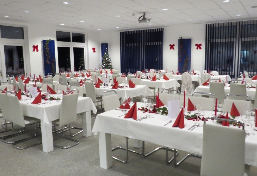 Für Ihre Hochzeitsfeier in Hannover gibt es unter hochzeitsfeier-hannover.de stimmungsvolle Locations wie die Eventlounge im Detlef-Zinke-Haus, hier mal weihnachtlich dekoriert.